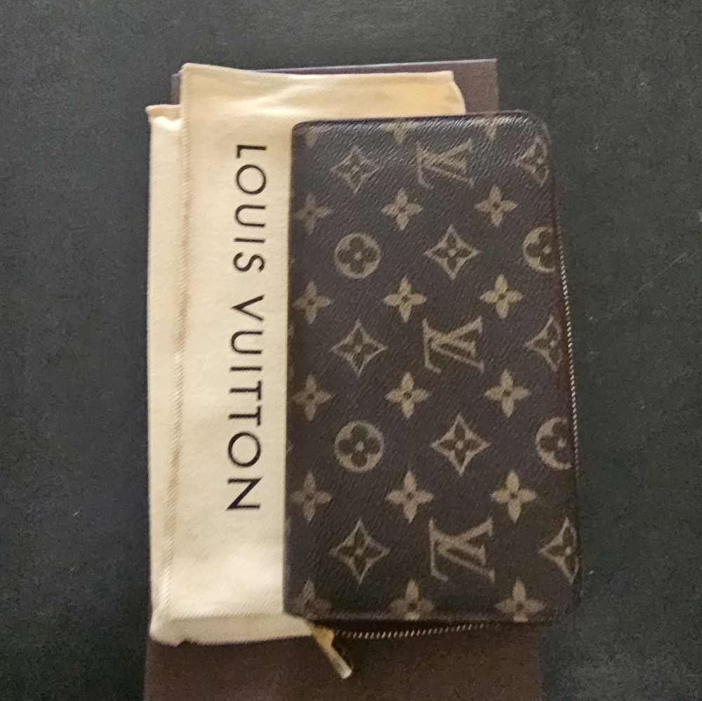 Authetic Louis Vuitton Monogram Zippy Organizer/ Wallet